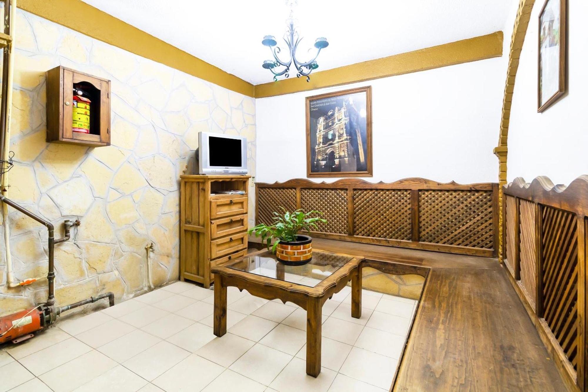 Oyo Hotel La Luna, Templo De Santo Domingo De Guzman San Cristóbal de Las Casas エクステリア 写真